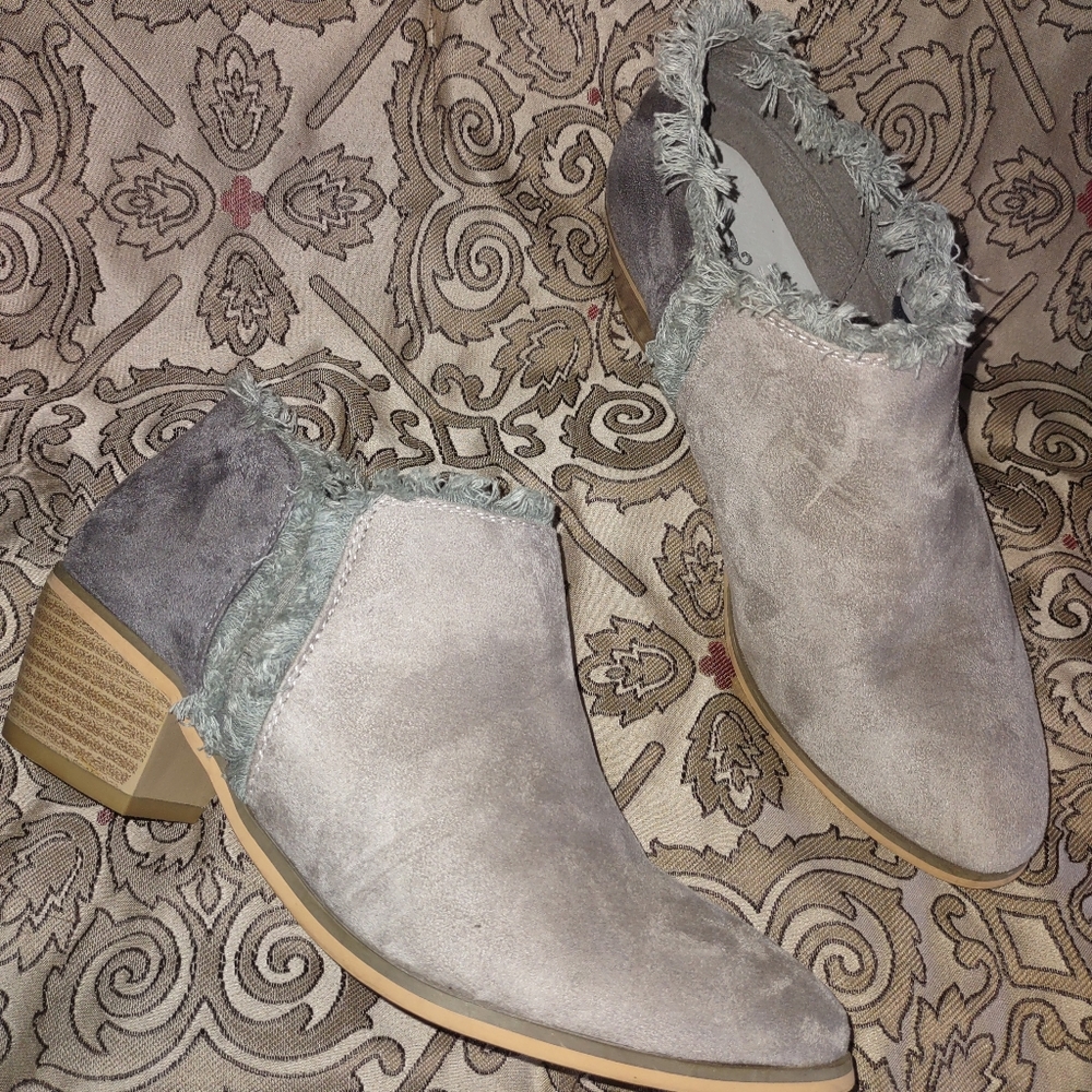 Size 8.5 grey boot